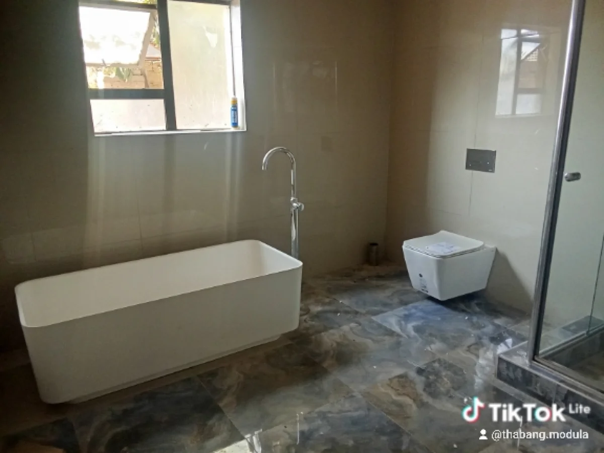 Free-standing bathtub installation